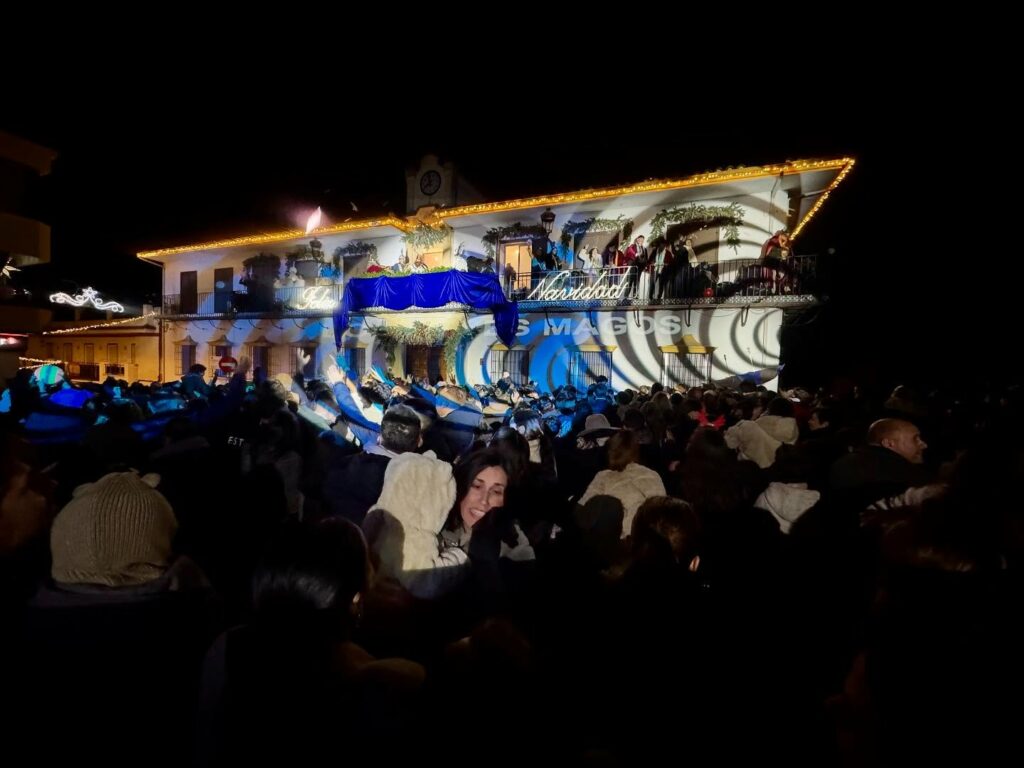 La Cabalgata de los Reyes Magos llena de ilusión El Carpio pese a la lluvia