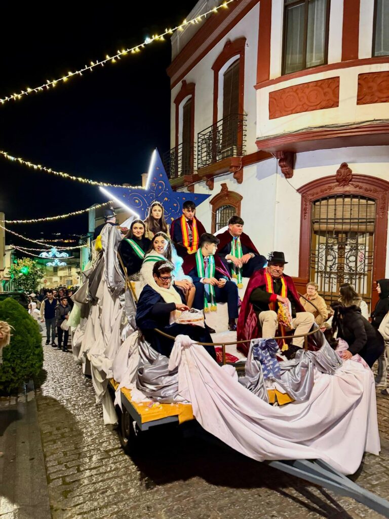 La Cabalgata de los Reyes Magos llena de ilusión El Carpio pese a la lluvia