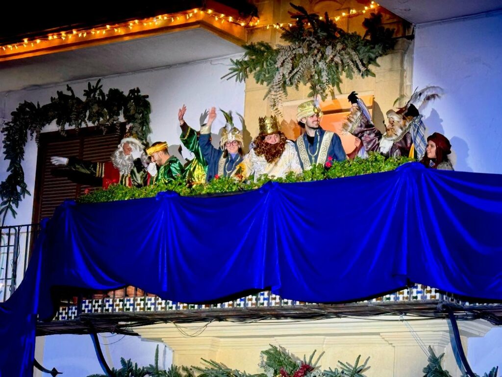 La Cabalgata de los Reyes Magos llena de ilusión El Carpio pese a la lluvia