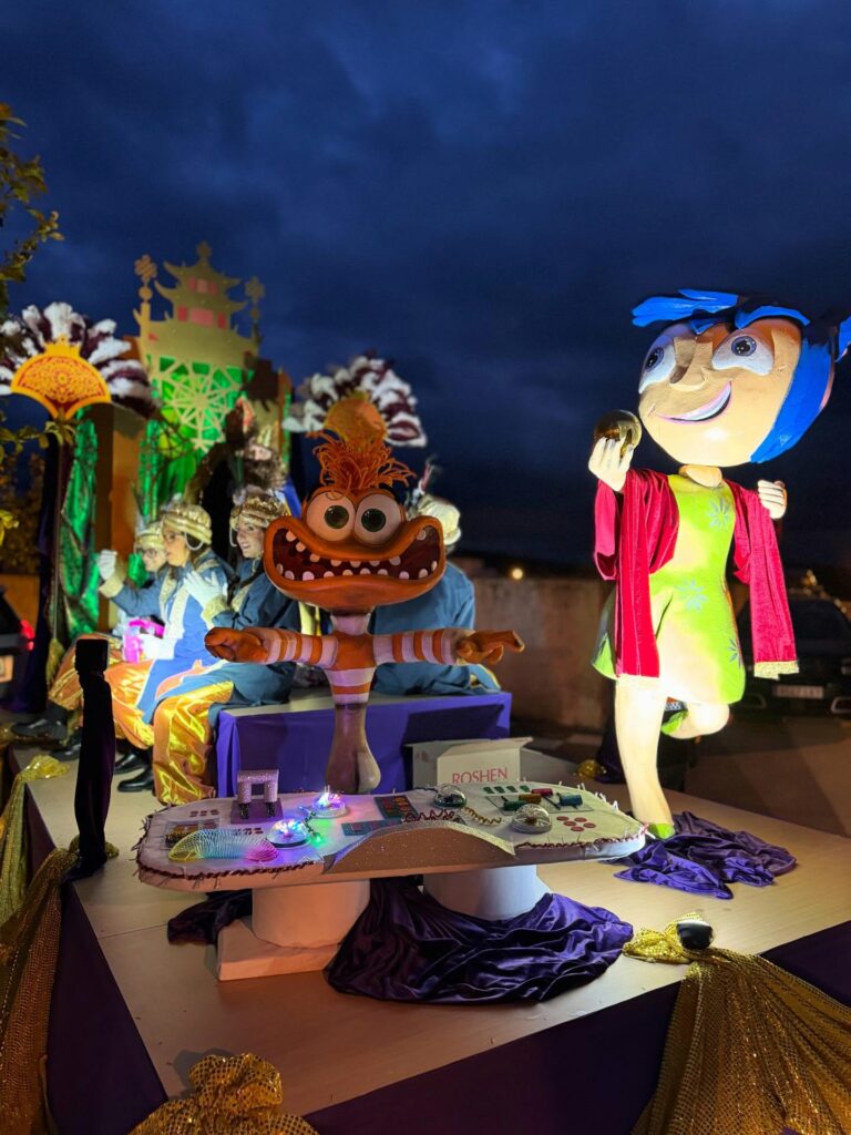 La Cabalgata de los Reyes Magos llena de ilusión El Carpio pese a la lluvia