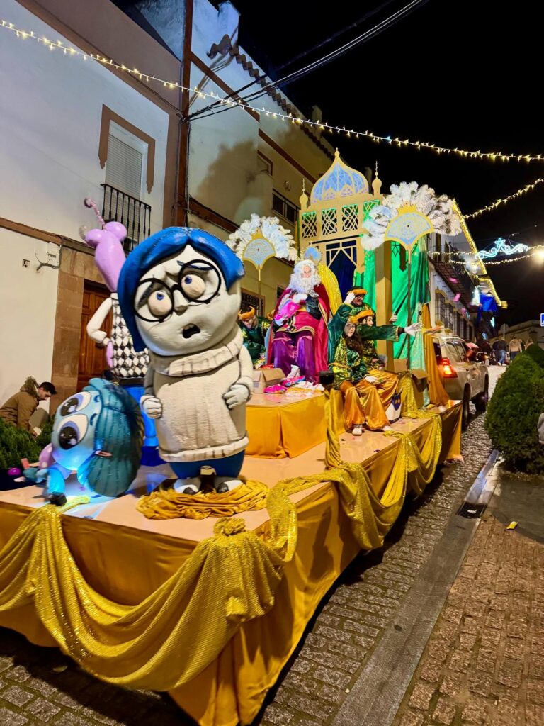 La Cabalgata de los Reyes Magos llena de ilusión El Carpio pese a la lluvia