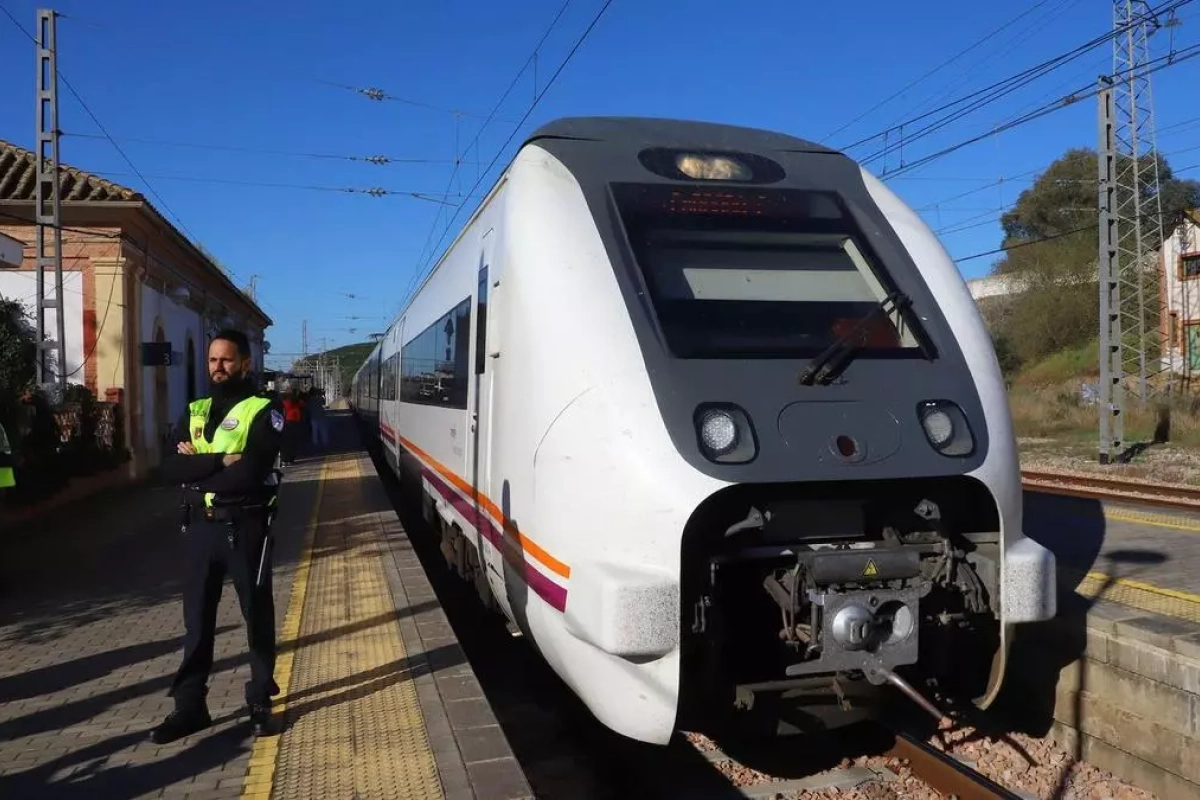 El tren de proximidad Villa del Río-Palma del Río durante su recorrido. Foto; GPR Medio Guadalquivir