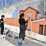 Instalación mural de Almudena Castillejo, junto al apeadero de la estación ferrocarril. // Foto: Ayuntamiento de El Carpio